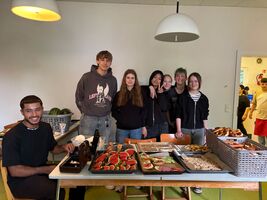 Schüler bieten auf dem Schulfest Essen und Trinken zum Verkauf an
