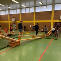 Schüler laufen über einen Hindernisparcours